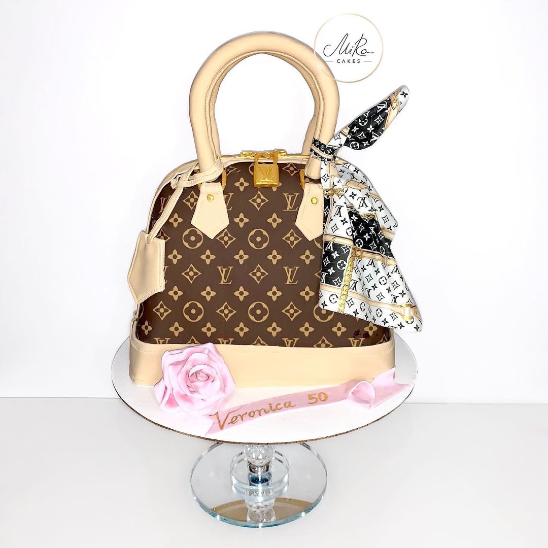 Louis Vuitton cake! #cake #cakedecorating #louisvuitton #bakery #cakedesign  