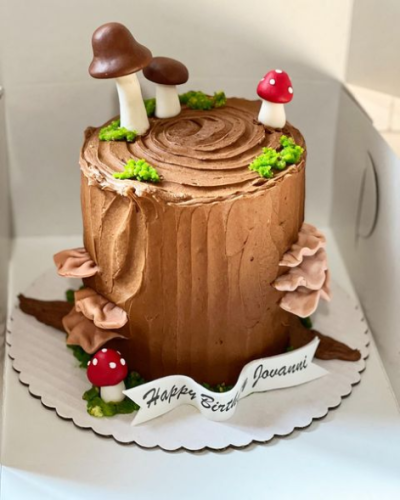 My first Louis Vuitton cake was a success! So proud of so much on this  vanilla cake with chocolate caramel crunch filling. : r/Baking